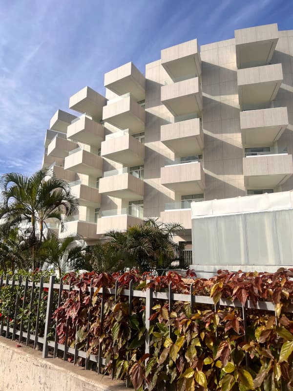 Fachada del Hotel Rondo en Maspalomas con un revestimiento en piedra color blanco roto