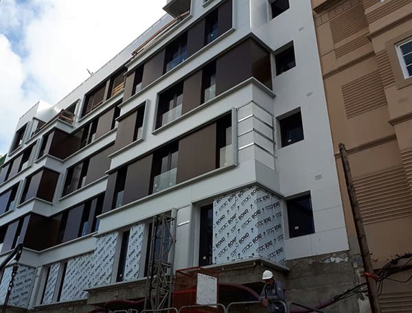 Ejemplo de fachada ventilada en proceso
