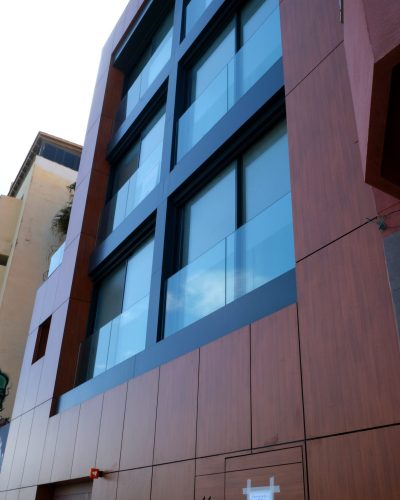 Fachada Edificio Avenida Alcande Díaz Saavedra Navarro Las Palmas, revestimiento en color madera y negro