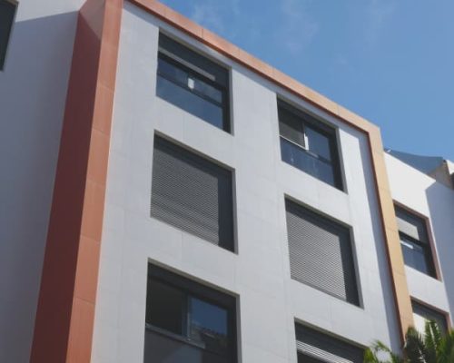 Fachada Edificio Cayetana Manrique-Lepanto Las Palmas, revestimiento en blanco con detalles en rojo