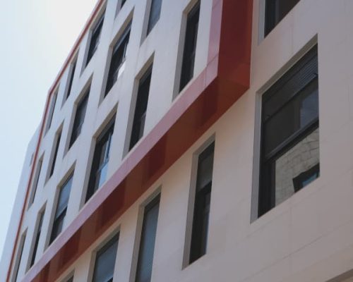 Fachada Edificio Cayetana Manrique-Lepanto Las Palmas, revestimiento en blanco con detalles en rojo