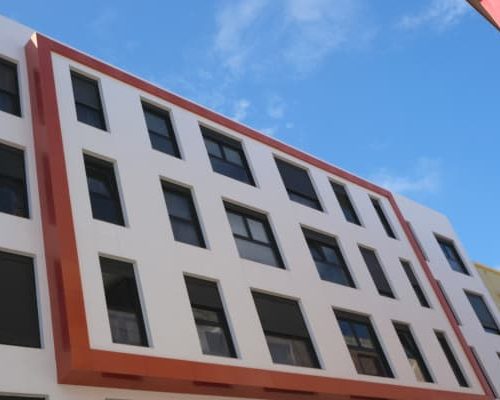 Fachada Edificio Cayetana Manrique-Lepanto Las Palmas, revestimiento en blanco con detalles en rojo
