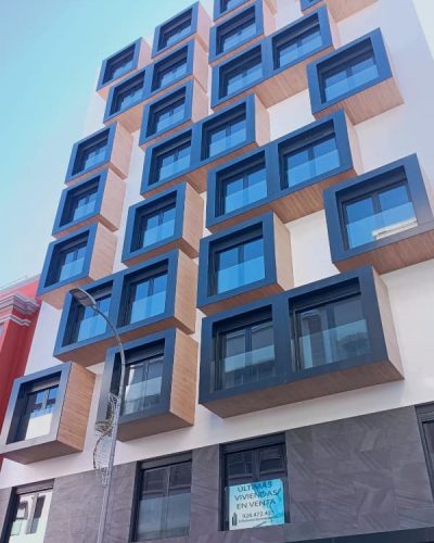 Fachada Edificio Juan Manuel Durán Las Palmas, revestimiento en blanco con ventanas en cajones madera y negro