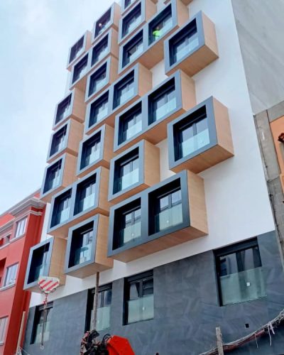 Fachada Edificio Juan Manuel Durán Las Palmas, revestimiento en blanco con ventanas en cajones madera y negro