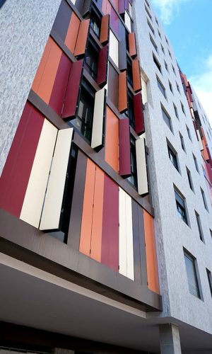 Fachada Edificio Torres Rojo, crema, naranja y marrón