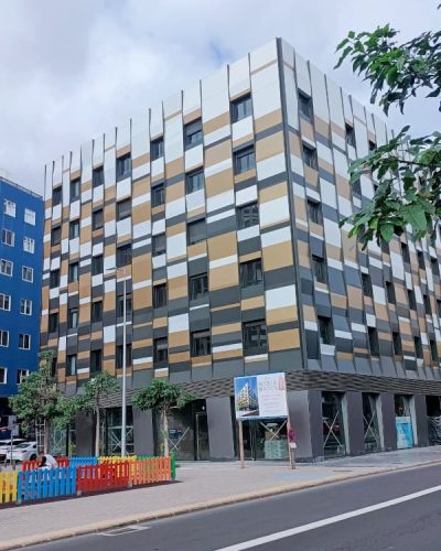 Fachada Edificio Venegas Las Palmas, revestimiento en negro, blanco y marrón claro