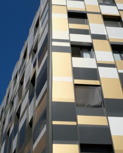 Fachada Edificio Venegas Las Palmas, revestimiento en negro, blanco y marrón claro