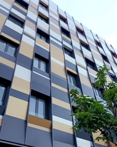 Fachada Edificio Venegas Las Palmas, revestimiento en negro, blanco y marrón claro