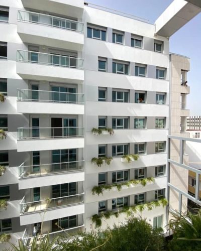 Fachada Residencial Castillejos 95 Las Palmas, revestimiento en blanco