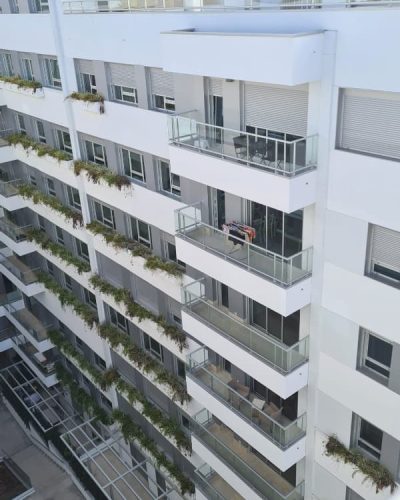 Fachada Residencial Castillejos 95 Las Palmas, revestimiento en blanco